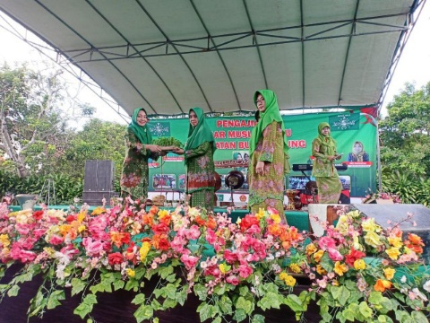 Nessy Mustafa Beri Bantuan Bibit Cabai di Ranting Muslimat NU Buminabung