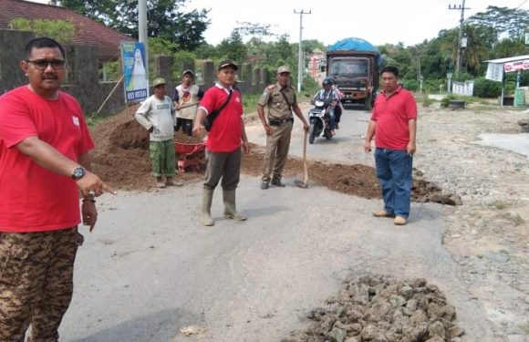 Jumat Bersih, Gotong Royong Timbun Lubang di Jalan Provinsi