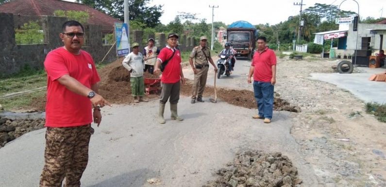 Jumat Bersih, Gotong Royong Timbun Lubang di Jalan Provinsi