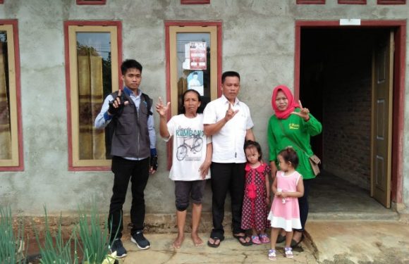 Pendamping PKH Trimurjo Tempel Stiker Keluarga Miskin di Rumah KPM