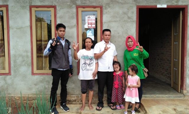 Pendamping PKH Trimurjo Tempel Stiker Keluarga Miskin di Rumah KPM