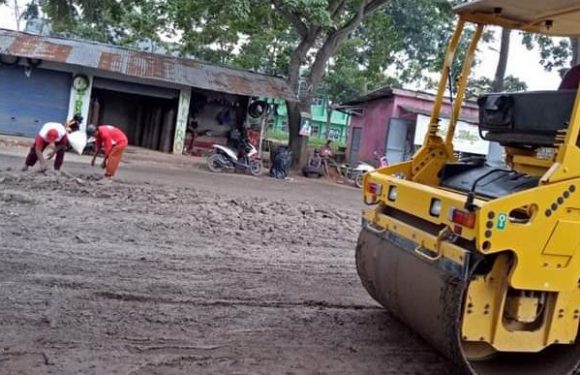 Tanggapi Keluhan Jalan Rusak di Kotagajah, Bupati Turunkan Alat Berat