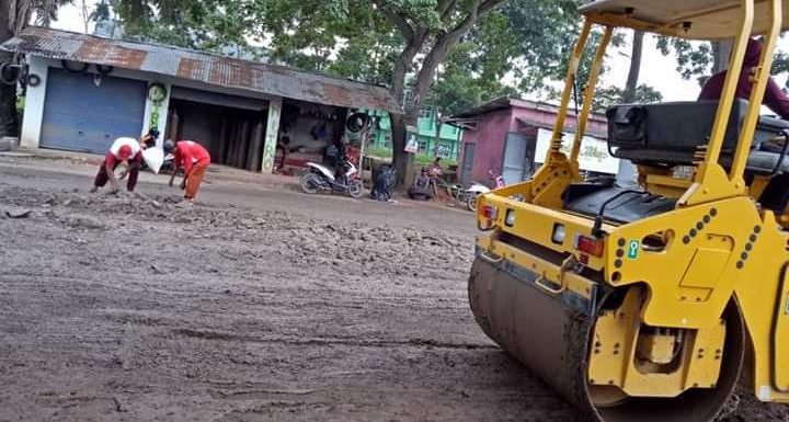 Tanggapi Keluhan Jalan Rusak di Kotagajah, Bupati Turunkan Alat Berat