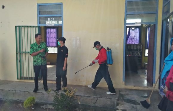 Dipimpin Forkopimcam, Sembilan Kampung di Punggur Serentak Semprot Disinfektan