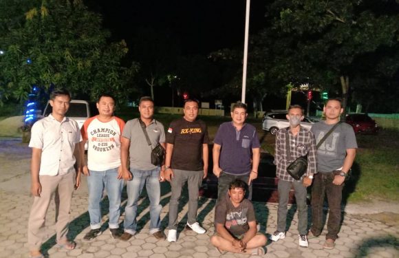 Apes.!! Lagi Nongkrong Ditambal Ban Ehh Digrebek Polisi