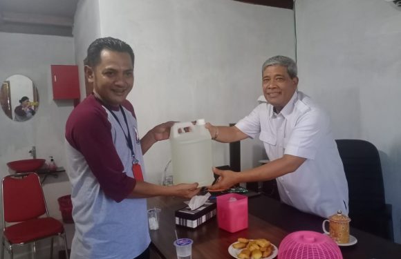 Chandra Bandarjaya Sumbang 50 Liter Hand Sanitizer