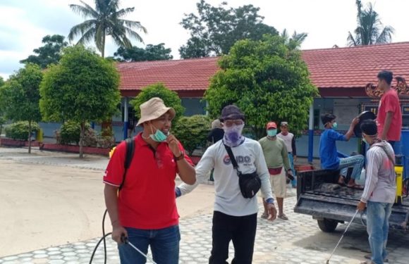 Bersama Masyarakat, Wayan Eka Mahendra Semprotkan 4.000 Liter Disinfektan di Wirata Agung