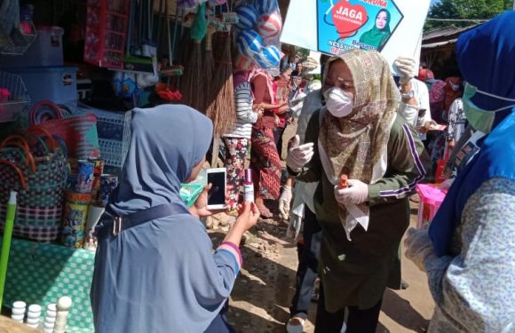 Nessy Mustafa Bagikan Hand Sanitizer di Bandarmataran