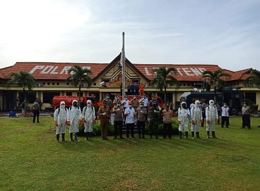 Bersama Kapolres, Loekman Djoyosoemarto Semprot Disinfektan Secara Serentak