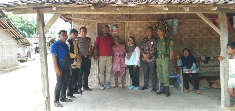 TKSK Waypengubuan Tempel Stiker di Rumah Penerima PKH
