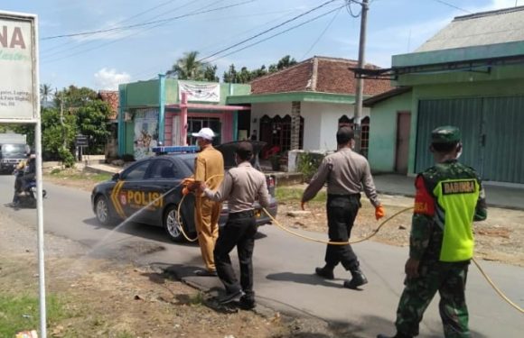 Cegah Penularan Covid 19 Polsek dan Forkompincam Kalirejo, Aktif Lakukan Penyemprotan