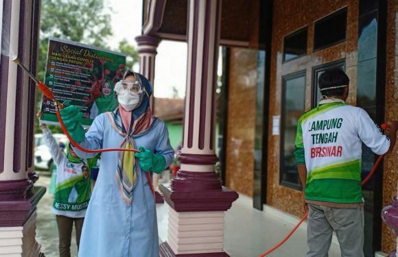 Nessy Mustafa Semprot Disinfektan di Tempat Ibadah dan Rumah Warga Kalirejo