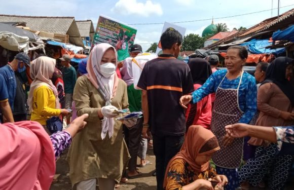 Bagi-bagi Masker dan Hand Sanitizer, Pedagang: Terima Kasih Bunda Nessy