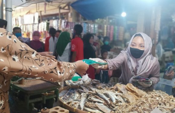 Nessy Mustafa Bagi Masker di Pasar Merapi