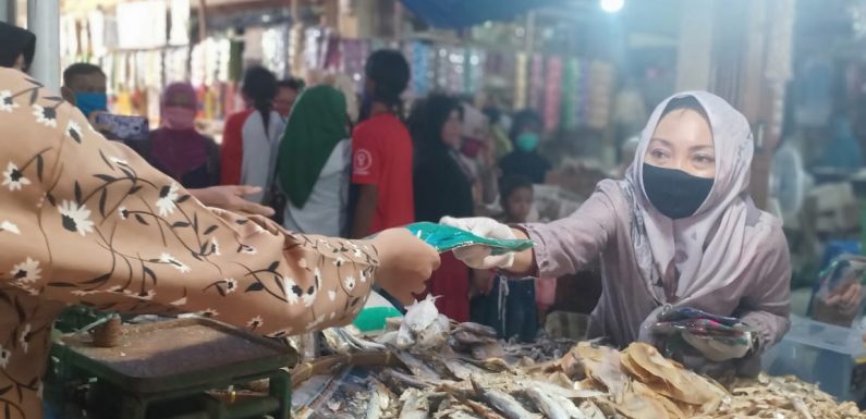 Nessy Mustafa Bagi Masker di Pasar Merapi
