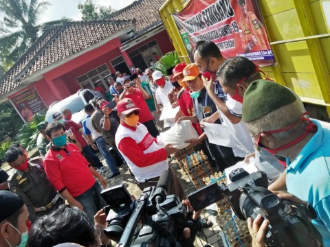 Bupati Loekman, Distribusikan Bantuan Paket Sembako