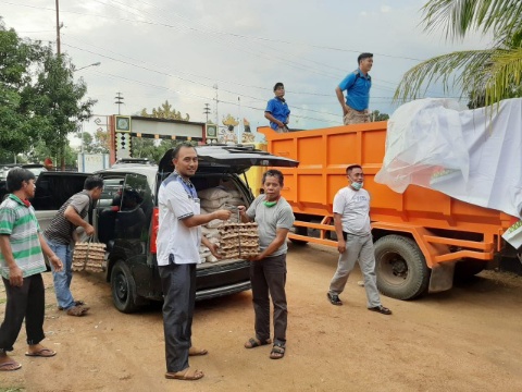Camat Kalirejo Salurkan Paket Sembako Bantuan Pemda Lamteng