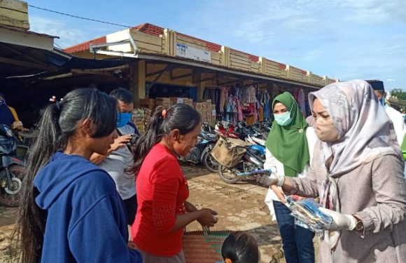 Pedagang Pasar Simpang Agung Senang Terima Masker Gratis Dari Nessy Kalviya Mustafa