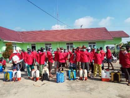 Kakam dan Perangkat Kampung Srisawahan Semprot Disinfektan