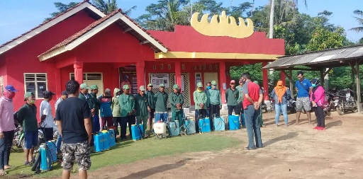 Gotong Royong Semprot Disinfektan di Kampung Kenangasari