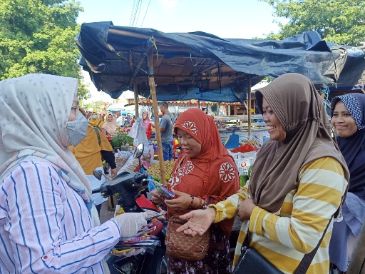 Warga Bandaragung Senang Terima Masker dan Hand Sanitizer Gratis dari Nessy Mustafa