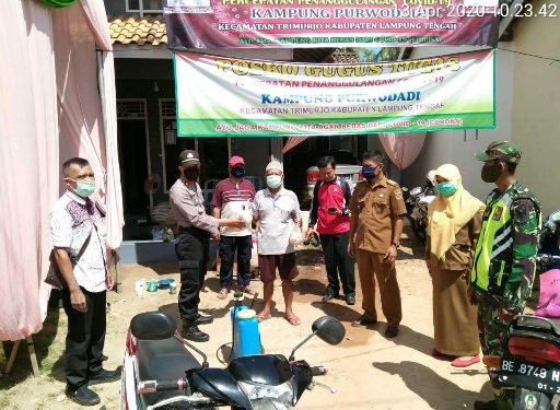 Kapolsek Trimurjo  Bagikan Masker dan Sembako