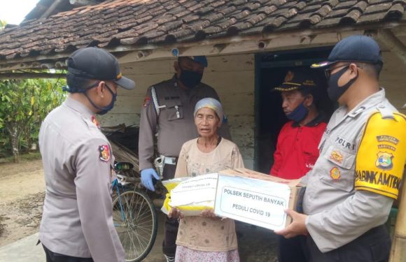 Bantu Warga Terdampak Covid-19, Polsek Seputihbanyak Bagikan Masker dan Paket Sembako