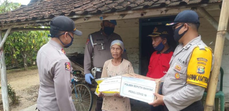 Bantu Warga Terdampak Covid-19, Polsek Seputihbanyak Bagikan Masker dan Paket Sembako
