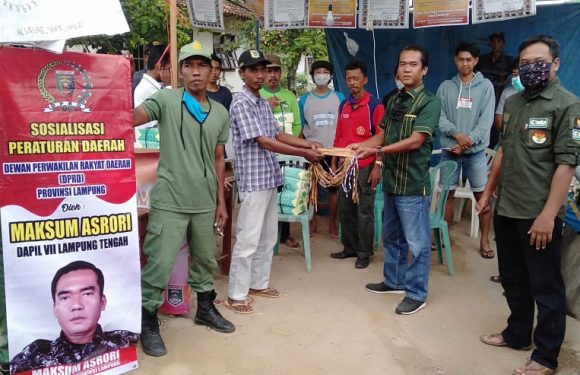 Maksum Asrori Bagikan 2.500 Masker