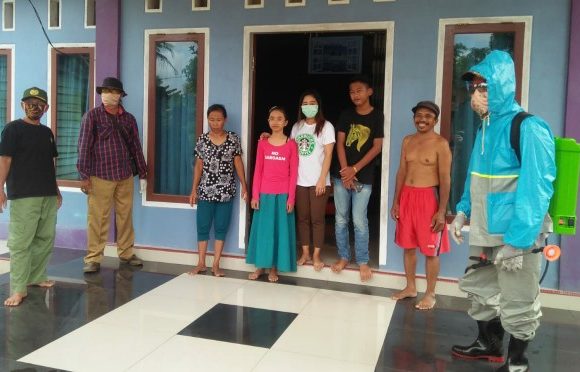 Kampung Restu Baru Antisipasi Covid-19, Semprot Disinfektan ke Rumah Warga