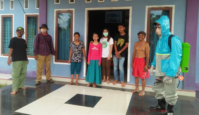 Kampung Restu Baru Antisipasi Covid-19, Semprot Disinfektan ke Rumah Warga