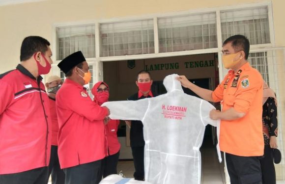 PDI Perjuangan Beri 300 Pcs Baju Hazmat ke Dinkes Lamteng