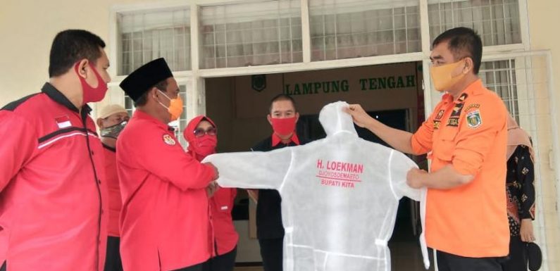 PDI Perjuangan Beri 300 Pcs Baju Hazmat ke Dinkes Lamteng