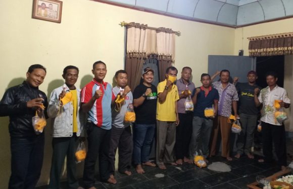 DPD II Golkar Lamteng Bagikan Masker dan Hand Sanitizer di Seputihmataram