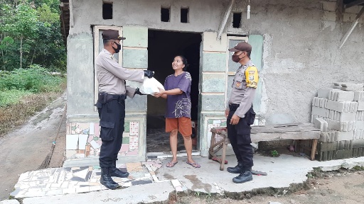 Baksos Polsek Waypengubuan, Bagikan 50 Paket Sembako