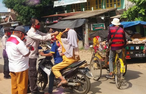 Antisipasi Penularan Covid-19  Camat Kalirejo Bagikan Masker Kepada Pengunjung Pasar