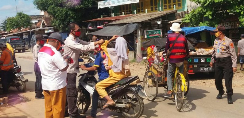 Antisipasi Penularan Covid-19  Camat Kalirejo Bagikan Masker Kepada Pengunjung Pasar