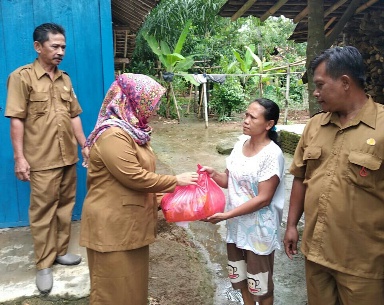 Perangkat Kampung Kaliwungu  Bagikan Paket Sembako Untuk Para Jompo