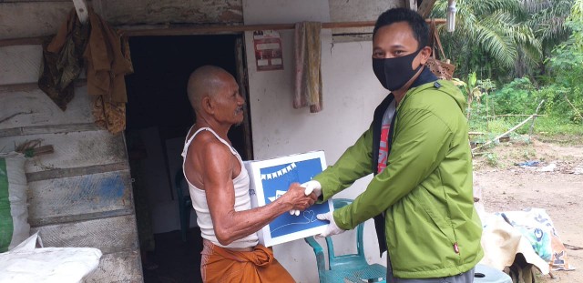 Peduli Warga Terdampak Covid-19, Tunas Toyota Bandarjaya Bagikan 210 Paket Sembako