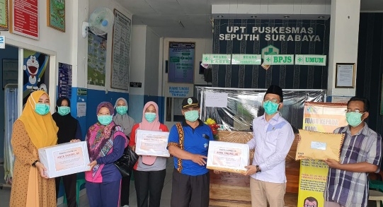 Peduli Covid-19, Agus Triono Bagikan APD kepada Petugas Kesehatan dan Masyarakat