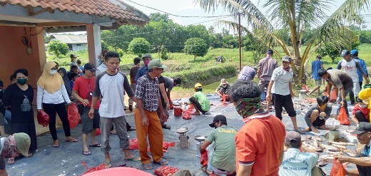 Kakam Sukajawa Bagikan Lima Ton Ikan kepada Warga