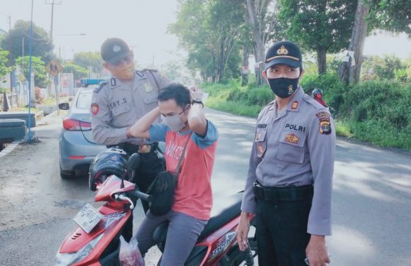 Berikan Edukasi Tentang Corona, Kapolsek Trimurjo Bagikan Masker Kepada Pengendara