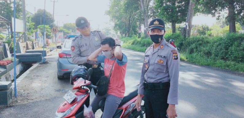 Berikan Edukasi Tentang Corona, Kapolsek Trimurjo Bagikan Masker Kepada Pengendara