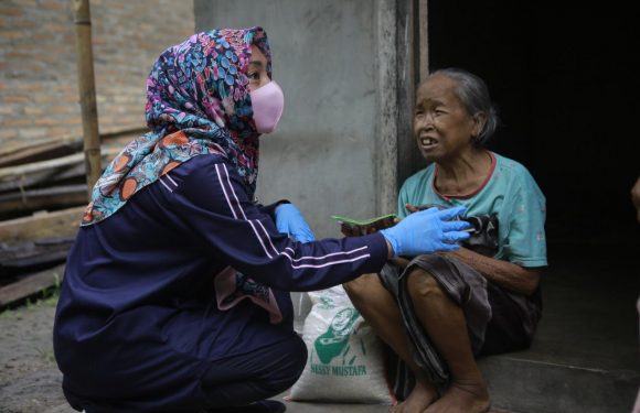 Blusukan ke Kampung, Nessy Kalviya Mustafa Bagikan 1.000 Karung Beras
