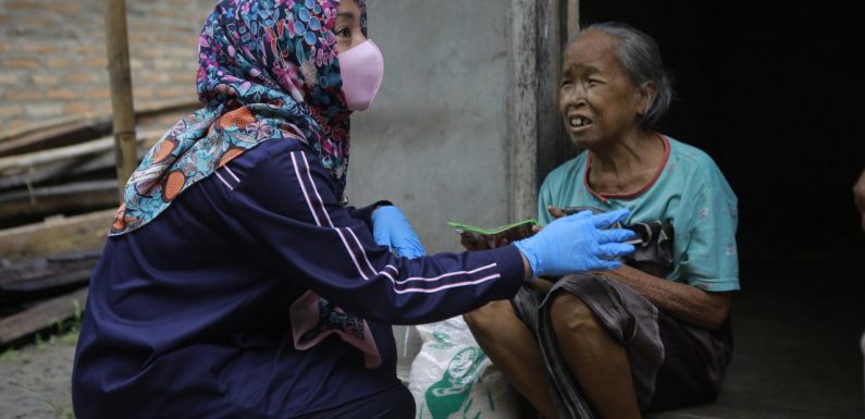 Blusukan ke Kampung, Nessy Kalviya Mustafa Bagikan 1.000 Karung Beras