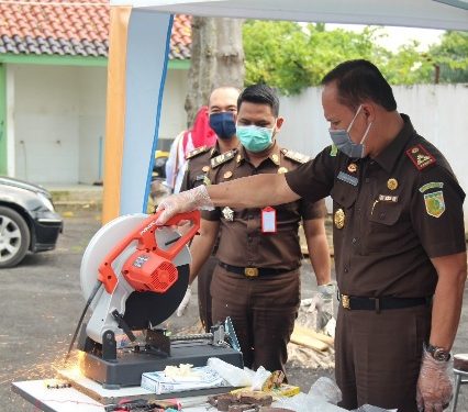 Kejari Lamteng Musnahkan 141 BB Tipidum, Ada Alat Judi hingga Senpi