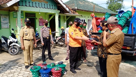 Kakam Pujoasri Bagikan 1.000 Masker dan 420 Ember Kran Cuci Tangan