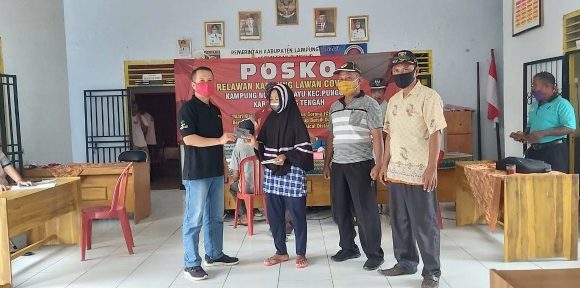 Camat Punggur Serahkan Buku Rekening kepada 145 KPM di Ngestirahayu