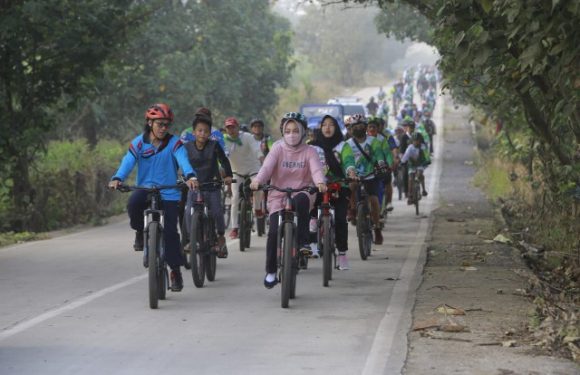 Bangkitkan Semangat Olahraga, Nessy Kalviya Gowes Bareng Ratusan Masyarakat