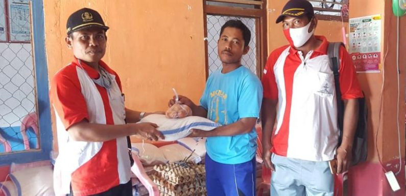 Kampung Binakarya Sakti Bagikan Sembako untuk Warga Terdampak Covid-19